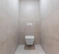 Stylish toilet with large-format tiles in a 3-room apartment.