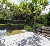 A garden with greenery and a terrace at a 3-room apartment in Bratislava - Nové Mesto on Na spojke street.