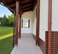 Entrance to a family house in Sebechleby with a lawn and a covered terrace.