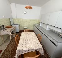 Kitchen in a family house with a dining table and a stove.