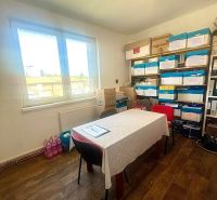 Meeting in commercial premises with a wooden decor floor and a window.