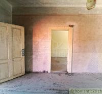 Original room with worn walls and doors in a family house.