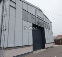 Warehouses and halls in KE - Džungľa with metal cladding and a large entrance.