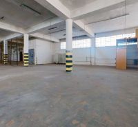 Warehouse space with a concrete floor, columns, and bright windows on Lieskovska cesta, Zvolen.