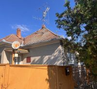 A family house in Vrakúňa with a TV antenna and satellite on the roof.