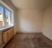 A room in a family house with a window and a floor with a wooden decor.