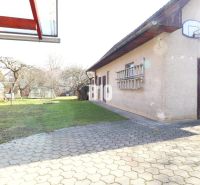 A yard by a family house in Turany with a basketball hoop and a garden greenhouse.