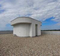 The roof of a building with a gravel surface in Zlaté Moravce on 1. mája Street.