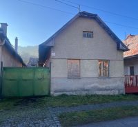 The family house on Hrnčiarska Street in Ľubietová, Banská Bystrica district, needs a roof renovation.