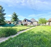 Building plot in Šoporňa with a view of the surrounding greenery and family houses.