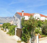 A family house in Ražanac surrounded by greenery with views of the mountains and the sea.