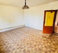 A room with a wooden decor floor and a lamp in a family house.