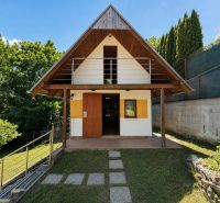 The cottage on Klučina in Považská Bystrica surrounded by nature with wooden details.