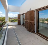 Terrace of a 2-bedroom apartment in Pulpí with a view of the street and greenery.