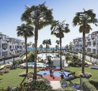A recreational apartment in Pulpí with palm trees, a pool, and a garden, ideal for relaxation.
