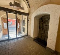 Entrance area with glass doors and an artistic element symbolizing Unique Properties.
