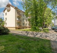 The exterior of a building with a 3-room apartment in Poprad, surrounded by greenery and a parking lot.