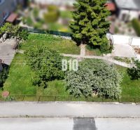 A garden at a family house in Martin with greenery and paved areas in the yard.