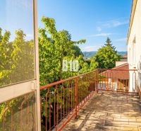 A balcony in a family house with a view of greenery in Martin.