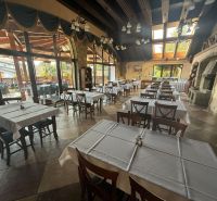 Restaurant in hotels and guesthouses with a classic interior and large windows.
