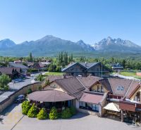 Hotels and guesthouses in Nová Lesná with a view of the High Tatras.