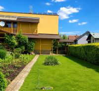A garden and a family house in Slovenská Ľupča with a manicured lawn and flower beds.