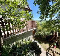The garden of the cottage in Kunov in Senica with a swing and a view of the hills.
