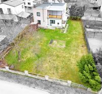 A family house in Martin with a large garden and a tree.