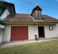 The family house on Na záhumnie Street in Hrochoť has an older style with wooden elements.