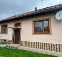 A family house in Ľubela with a brown roof, a satellite, and a green lawn.