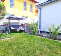 A garden with a seating area by a family house in Košťany nad Turcom with a lawn.