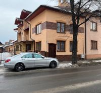 A family house in Liptovský Mikuláš with a car on a snowy street.