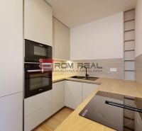 Kitchen in a 2-room apartment, kitchen unit with built-in appliances and a cooktop.
