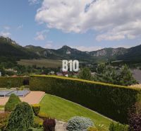 A view of the mountains from a family house in Súľov-Hradná with a landscaped garden.