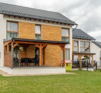 Family houses on Vodárenská Street in Nová Lesná with wooden cladding and a terrace.