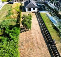 A family house in Čaňa with a large grassy plot and a live hedge.