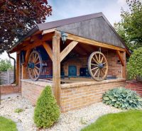 A family house in Lehota na Lehote: a brick gazebo with a wooden structure and an ornamental garden.