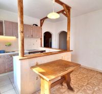 A kitchen in a family house with wooden elements and a floor with a wooden decor.