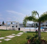 Garden and pool at a 2-room apartment in the city of Agia Eirini with a green lawn.