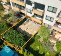 A view of the private garden of a 2-room apartment in Dunajská Lužná.