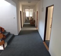 A corridor in hotels and guesthouses with carpet and wooden details on the stairs.