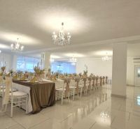 A magnificent wedding hall in hotels and guesthouses with elegant decorations and chandeliers.