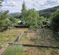 A garden cottage in Banská Bystrica with a view of the surrounding nature and village gardens.