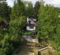 A cottage in Banská Bystrica surrounded by forest and greenery offers a peaceful atmosphere.