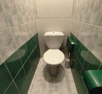 A bathroom with tiles and flooring in a 3-room apartment.