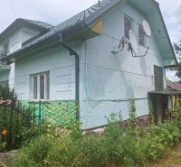 A family house in Kosorín with a blue facade, a balcony, and satellite dishes.