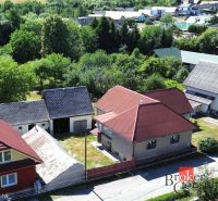 Kosorín: Family houses with red roofs, surrounded by greenery and gardens.
