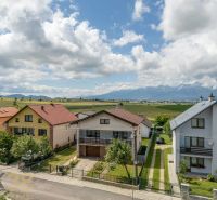 Family houses on Športová Street in Hozelec with a view of the Tatras.