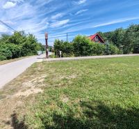 A path with a grassy area and a house on the Valkov Recreational Lands in Bžany.