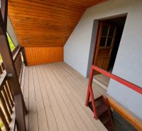 A cottage in Skalica with a terrace, wooden cladding, and flooring with a wooden decor.